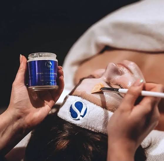 Peeling Fire & Ice de iS Clinical: el facial que restaura, ilumina y renueva tu piel en una hora, sin descamación ni tiempo de recuperación