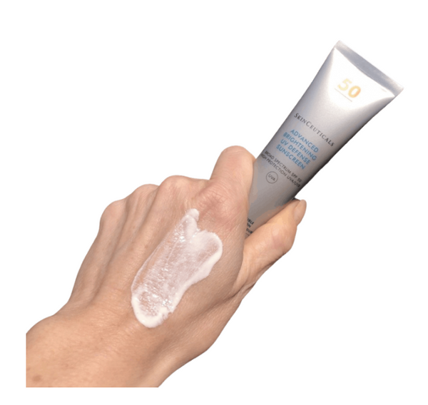 Advanced Brightening UV Defense Sunscreen SPF 50 / protector solar despigmentante sin color